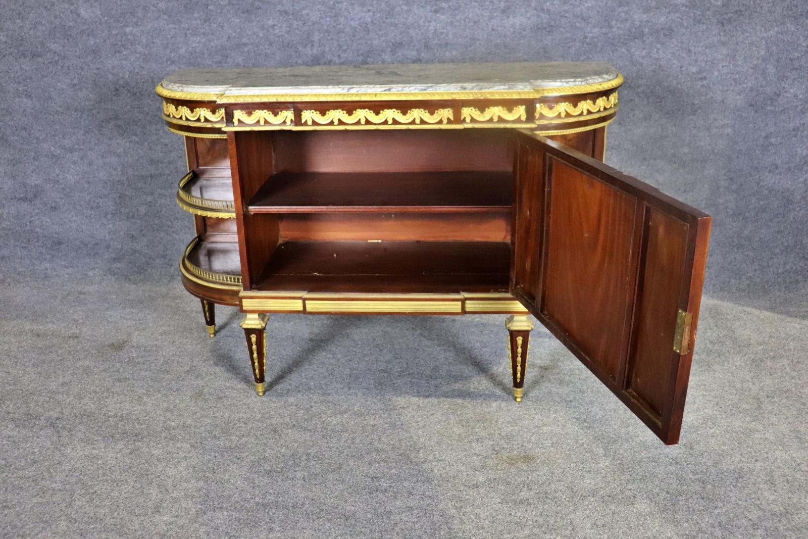 19TH C Louis XVI Stil Französisch Marmorplatte Server mit Wedgewood Plaque (Louis XVI.) im Angebot
