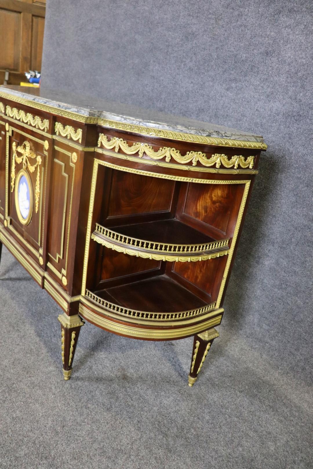19TH C Louis XVI Stil Französisch Marmorplatte Server mit Wedgewood Plaque (Porzellan) im Angebot