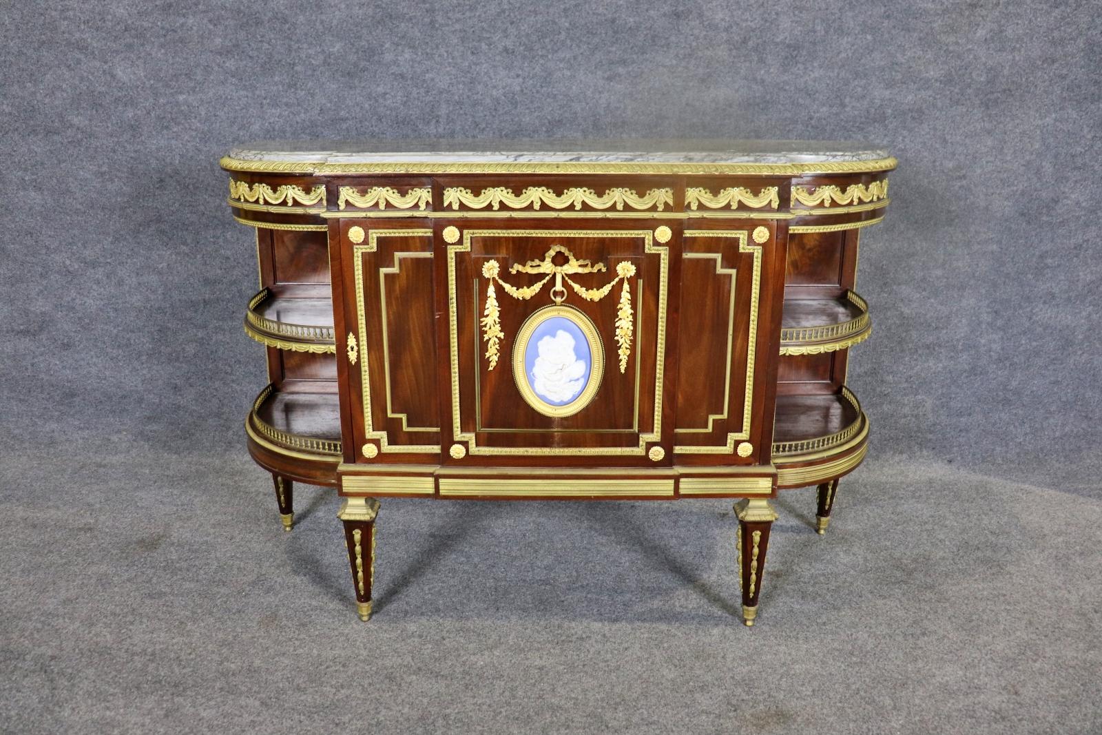 
19TH C Louis XVI Stil Französisch Marmorplatte Server mit Wedgewood Plaques. Marmorplatte, Bronzebeschläge und Wedgewood-Plakette. 2 Einlegeböden auf jeder Seite. Eine Tür mit 1 Einlegeboden. 

Abmessungen: 37 1/4