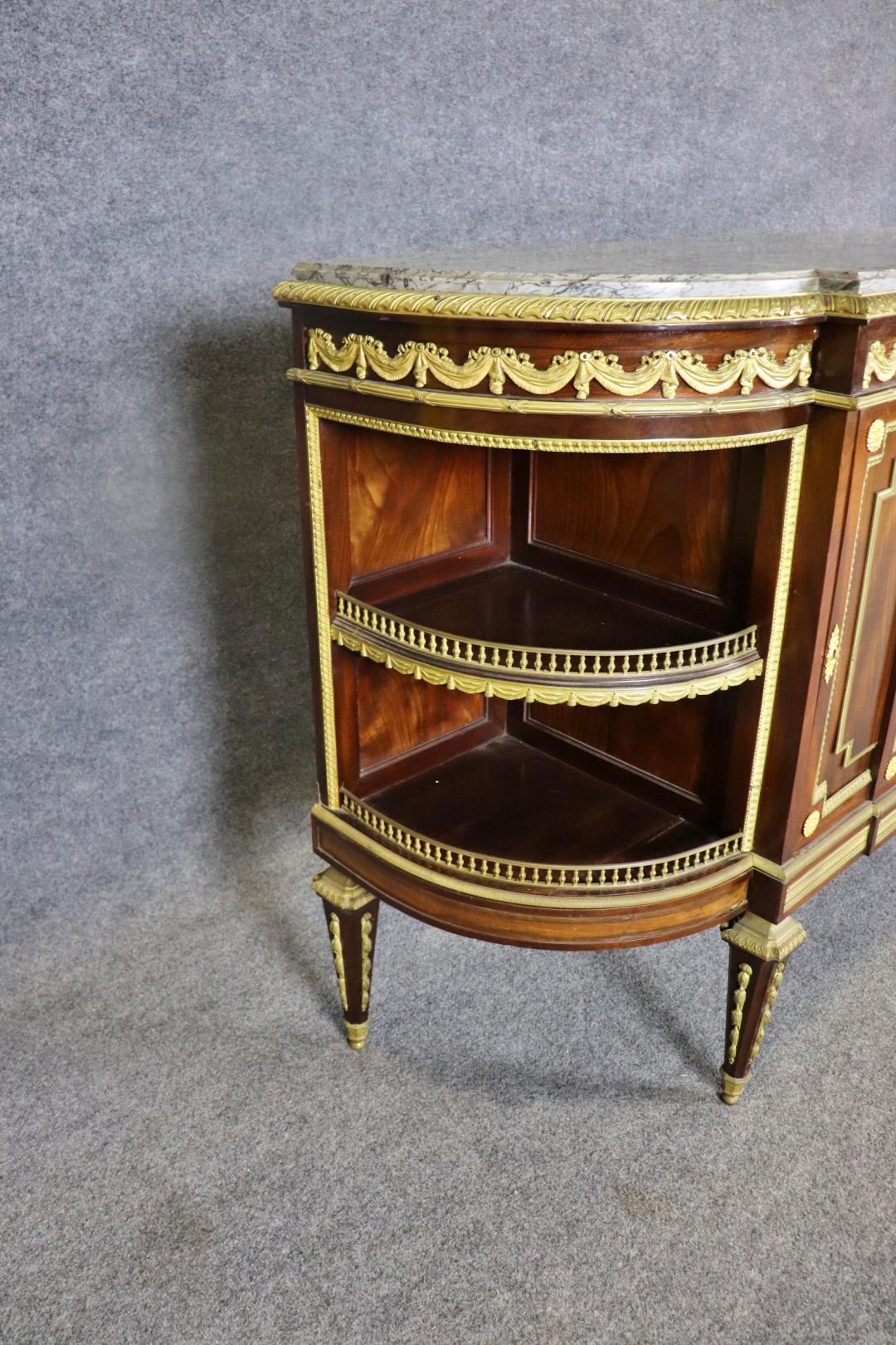 19TH C Louis XVI Stil Französisch Marmorplatte Server mit Wedgewood Plaque im Angebot 3