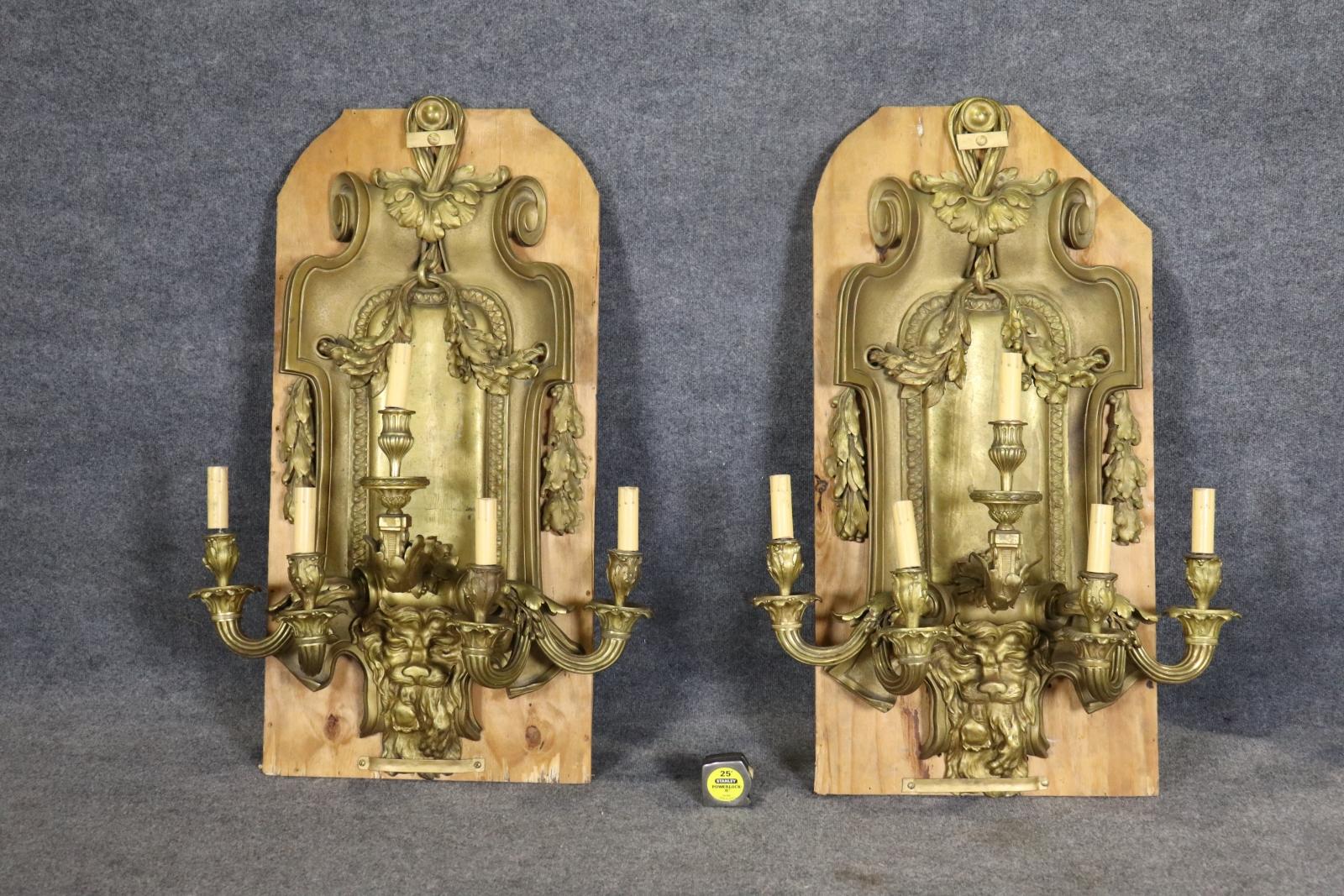 
A.I.C., un'applique francese a 5 bracci dell'inizio del XIX secolo.  Bronzo. Montato su un pannello di legno per essere esposto. 

Consigliamo di ricablare tutte le lampade e le applique. 


Dimensioni: 45 1/4