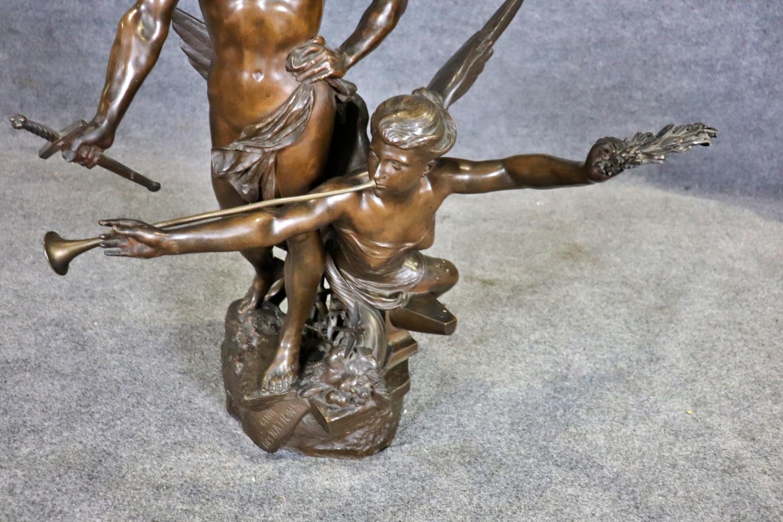 19TH C Signed L Madrassi Bronze Skulptur Mann mit Engel im Zustand „Relativ gut“ im Angebot in Swedesboro, NJ