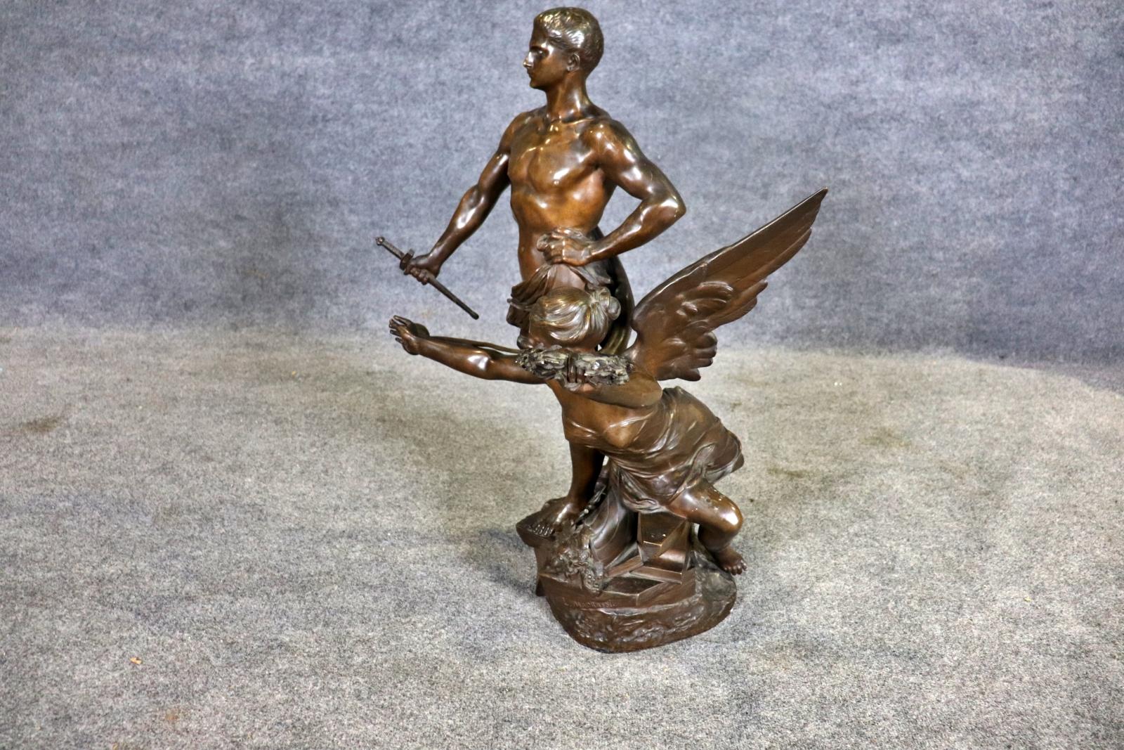 19TH C Signed L Madrassi Bronze Skulptur Mann mit Engel (Neoklassisches Revival) im Angebot