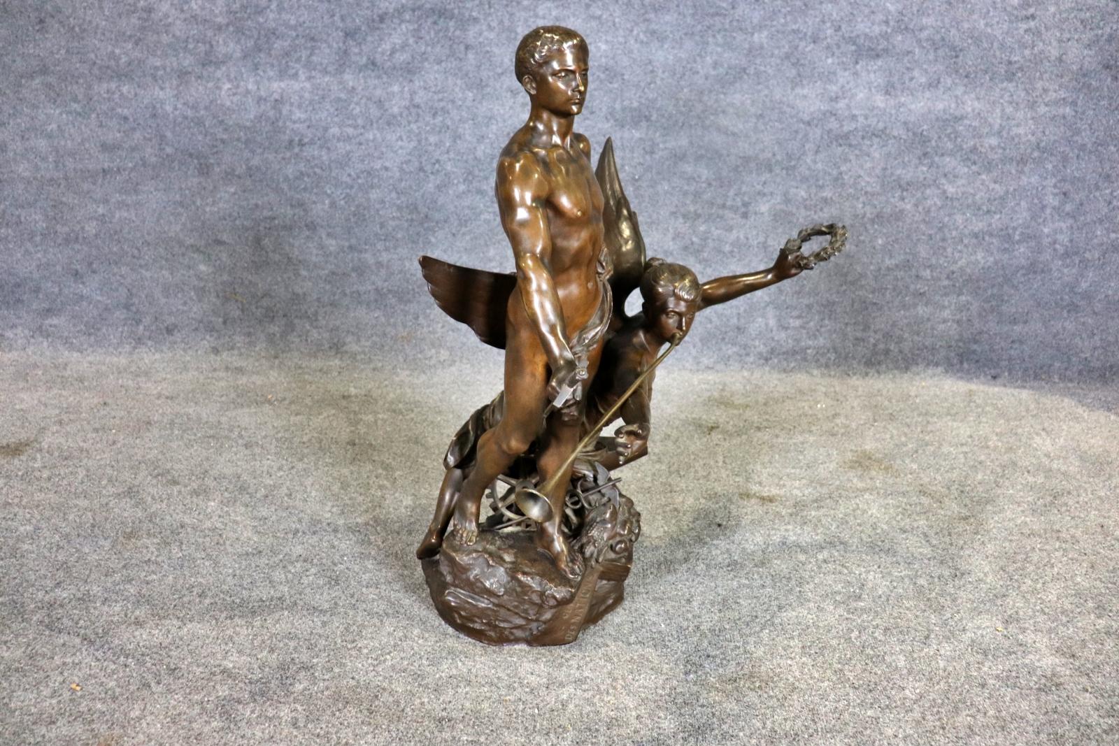 Bronze. Figurale Skulptur eines Mannes mit Engel . Signiert L. Madrassi auf der Vorderseite. Genie des Nations auf der linken Seite. 

Abmessungen: 31