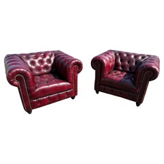Paire de fauteuils club Chesterfield en cuir anglais vintage, touffeté, couleur sang-de-bœuf