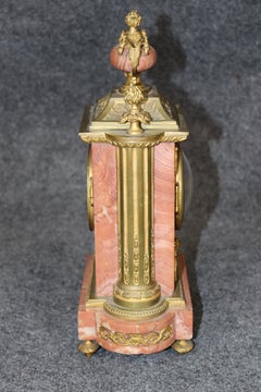 Orologio da camino antico francese in marmo e bronzo degli anni '20