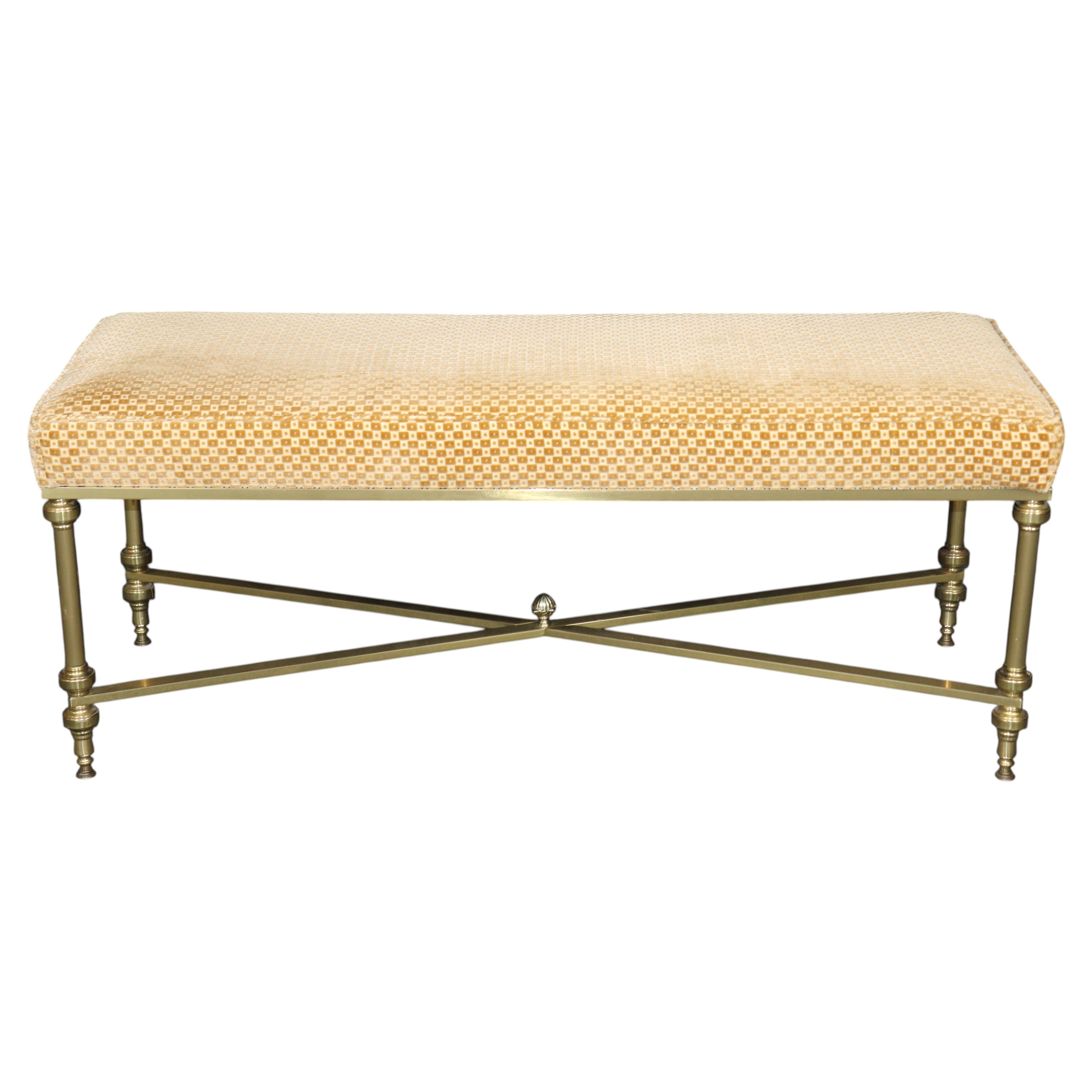 Banc Directoire des années 1970, de style Maison Jansen, en laiton et rembourré