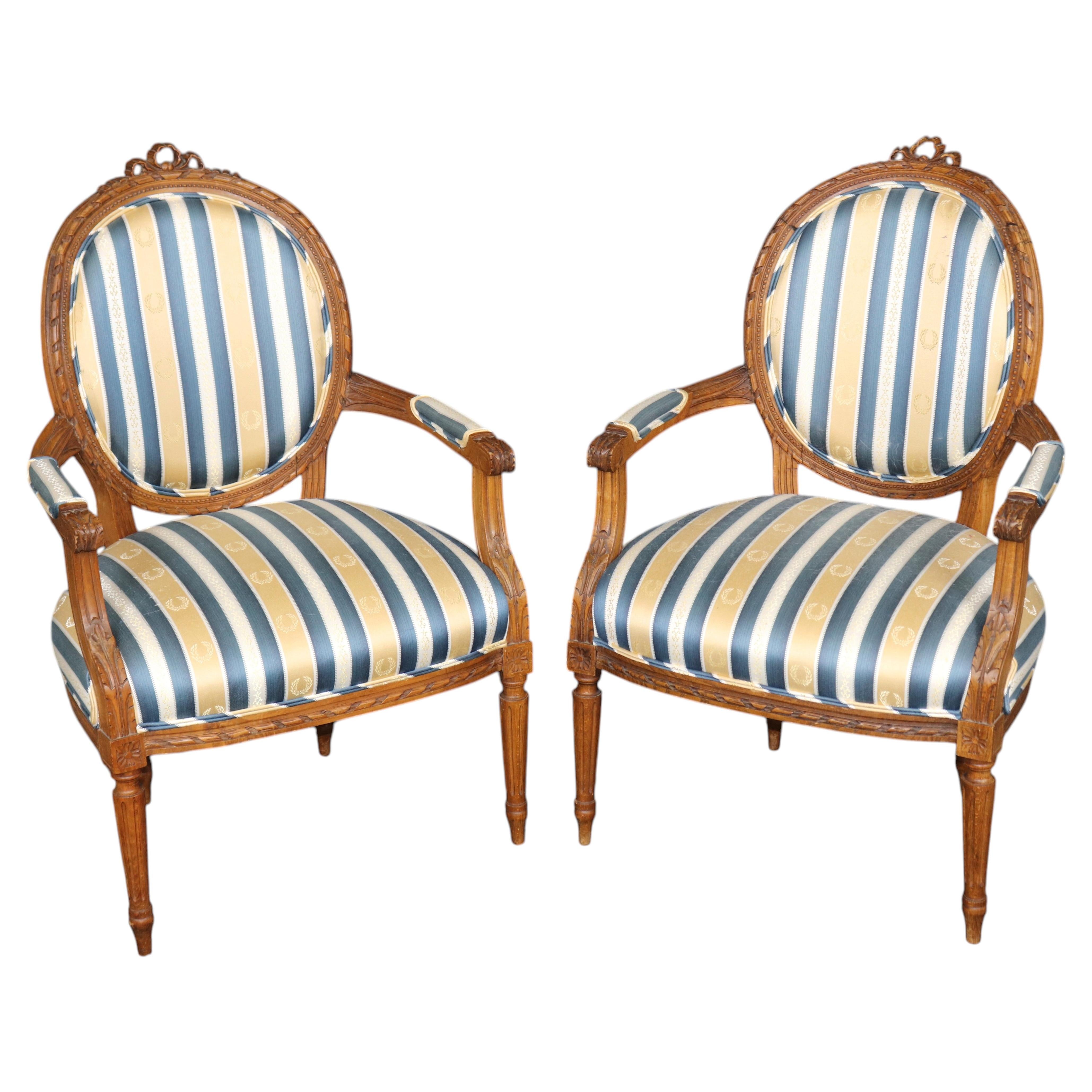 Paire de fauteuils français Louis XVI des années 1920, sculptés et recouverts de soie