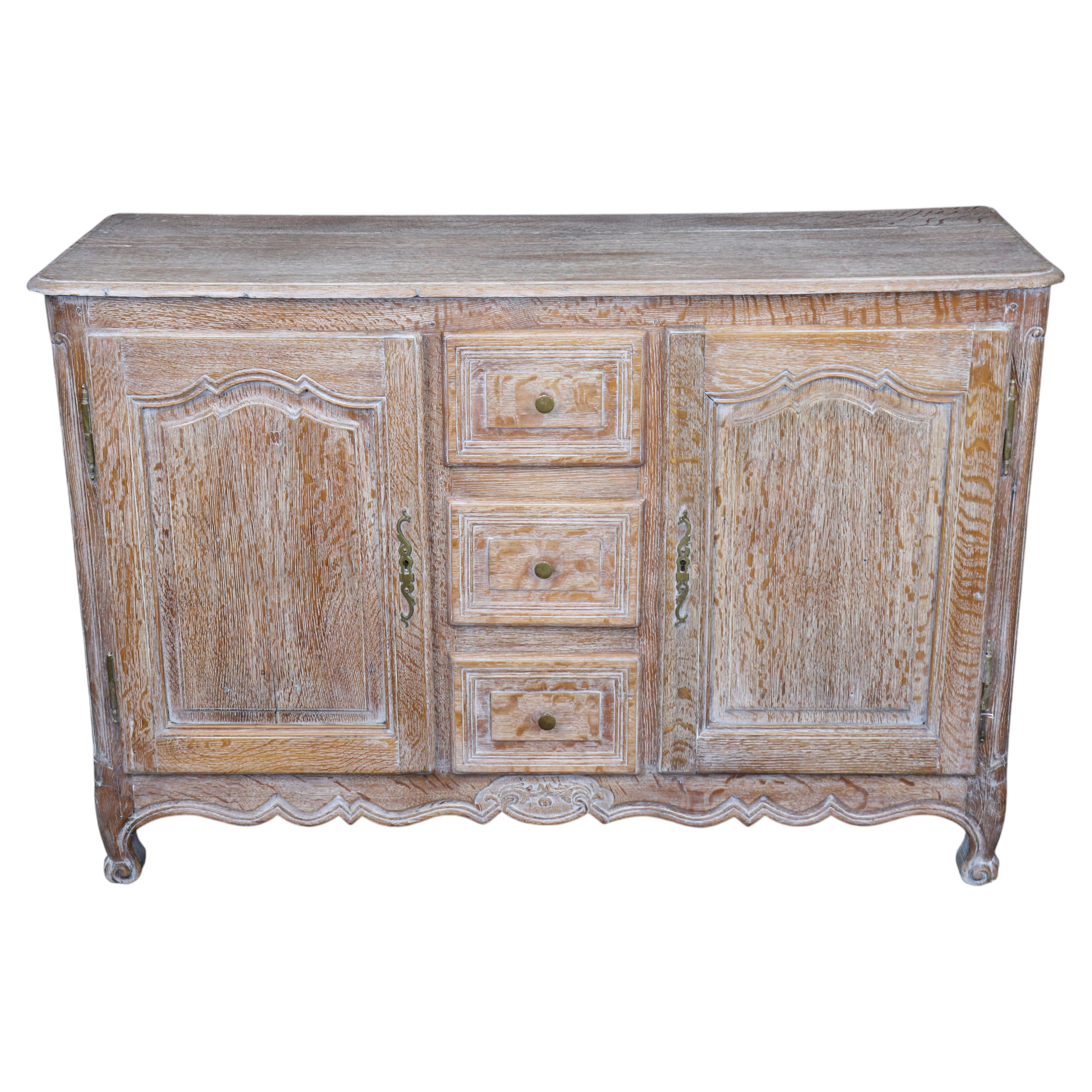 Französisches Servier-Sideboard aus cerusierter Eiche mit Paneelen aus dem 18. Jahrhundert im Angebot