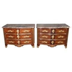 Paire de commodes E.J. Victor de style Régence, à plateau en marbre et montures en laiton