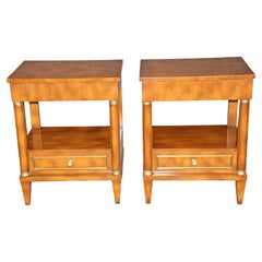 Paire de tables de chevet des années 1960, de style Empire français, à deux tiroirs et ferrures en laiton