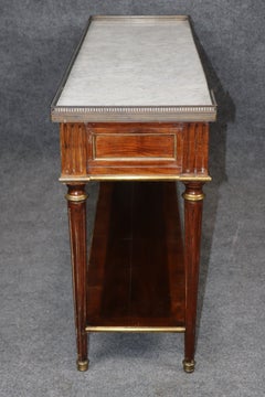 Mesa consola de salón del siglo XX, de estilo Luis XVI francés, con tapa de mármol y herrajes de latón