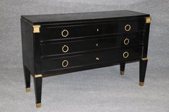 Commode de style Directoire en laque noire et laiton, conçue par De Coene Frères