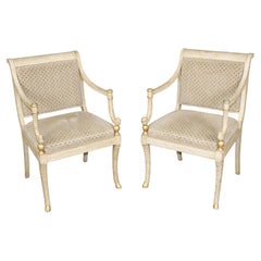Ein Paar bemalte und vergoldete Sessel im Hollywood-Regency-Stil von William Switzer