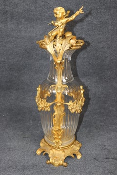 Vaso in bronzo dorato in stile rococò Luigi XV del XX secolo, con cherubini e cristallo intagliato