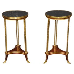 Tavolino di coppia del XIX secolo in stile Luigi XVI francese, opera di Adam Weisweiler, con struttura in bronzo dorato e piano in marmo