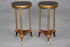 Tavolino di coppia del XIX secolo in stile Luigi XVI francese, opera di Adam Weisweiler, con struttura in bronzo dorato e piano in marmo