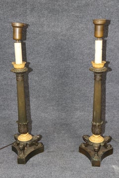 Coppia di lampade da tavolo antiche a candela in stile Impero francese, in bronzo patinato e dorato