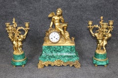 Set di orologi francesi del XIX secolo in bronzo dorato e malachite, realizzato per Tiffany & Co. Francia