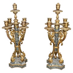 Ein Paar Kerzenleuchter aus den 1920er Jahren im französischen Louis-XV-Stil aus Marmor und Bronze