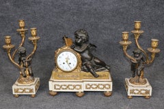 Set di orologi figurativi in metallo dorato e marmo in stile Luigi XV francese