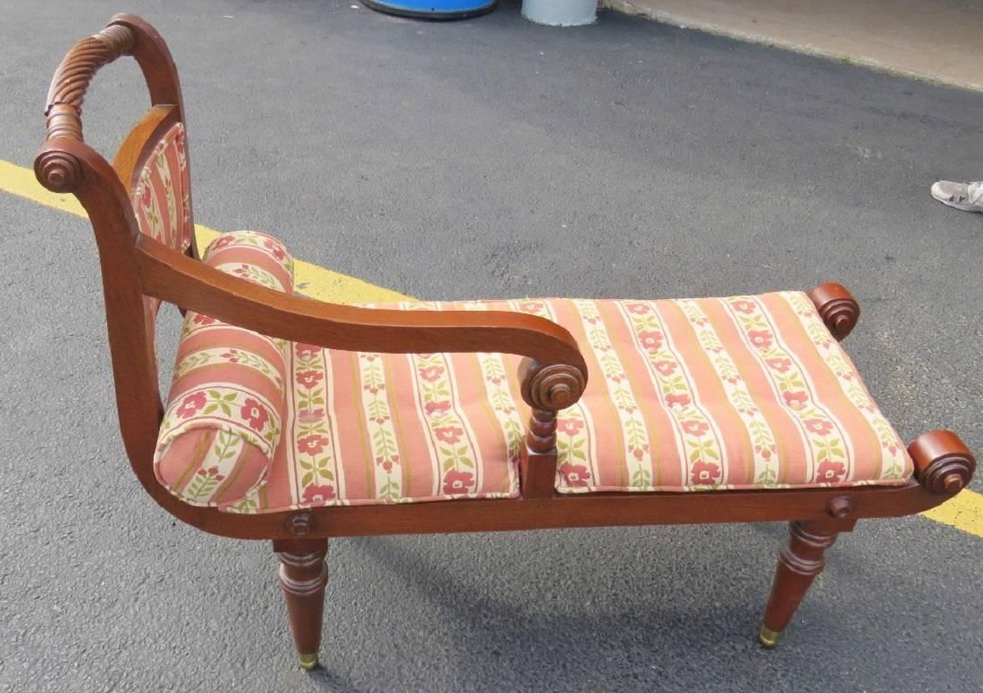20ième siècle Petite chaise de repose-pieds récamier en rotin de style Régence française en vente