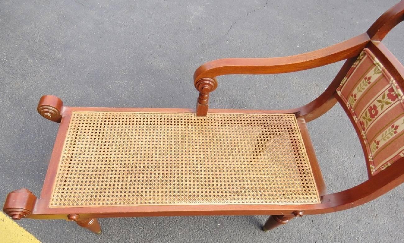 Fruitiers Petite chaise de repose-pieds récamier en rotin de style Régence française en vente