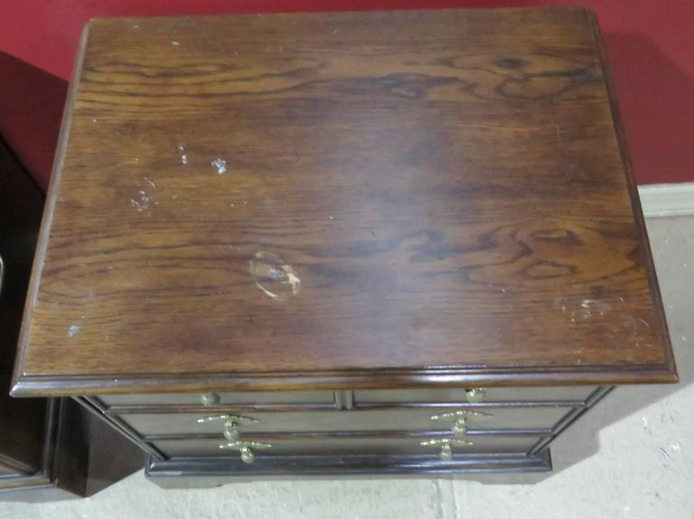 Pair of Henredon Heritage Walnut Nightstands For Sale at 1stDibs