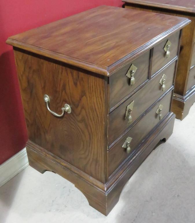 Pair of Henredon Heritage Walnut Nightstands For Sale at 1stDibs