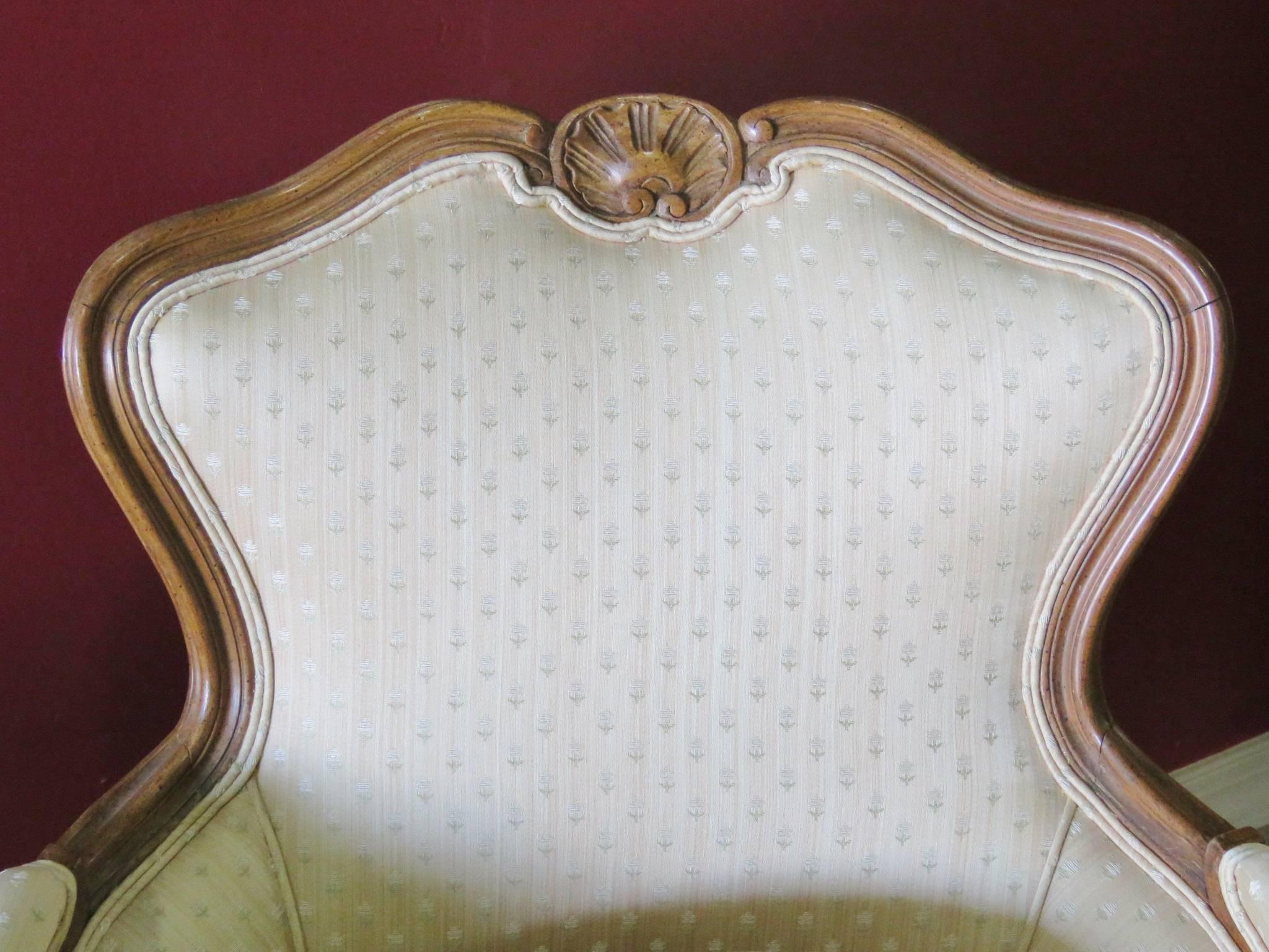 Pair of Louis XV Style Walnut Bergeres In Good Condition In Swedesboro, NJ