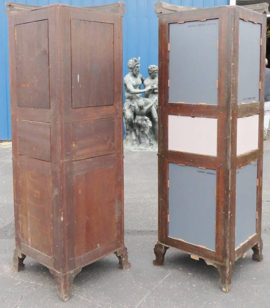 Rare Companion Pair of Oak Carved Corner Cabinets In Good Condition In Swedesboro, NJ