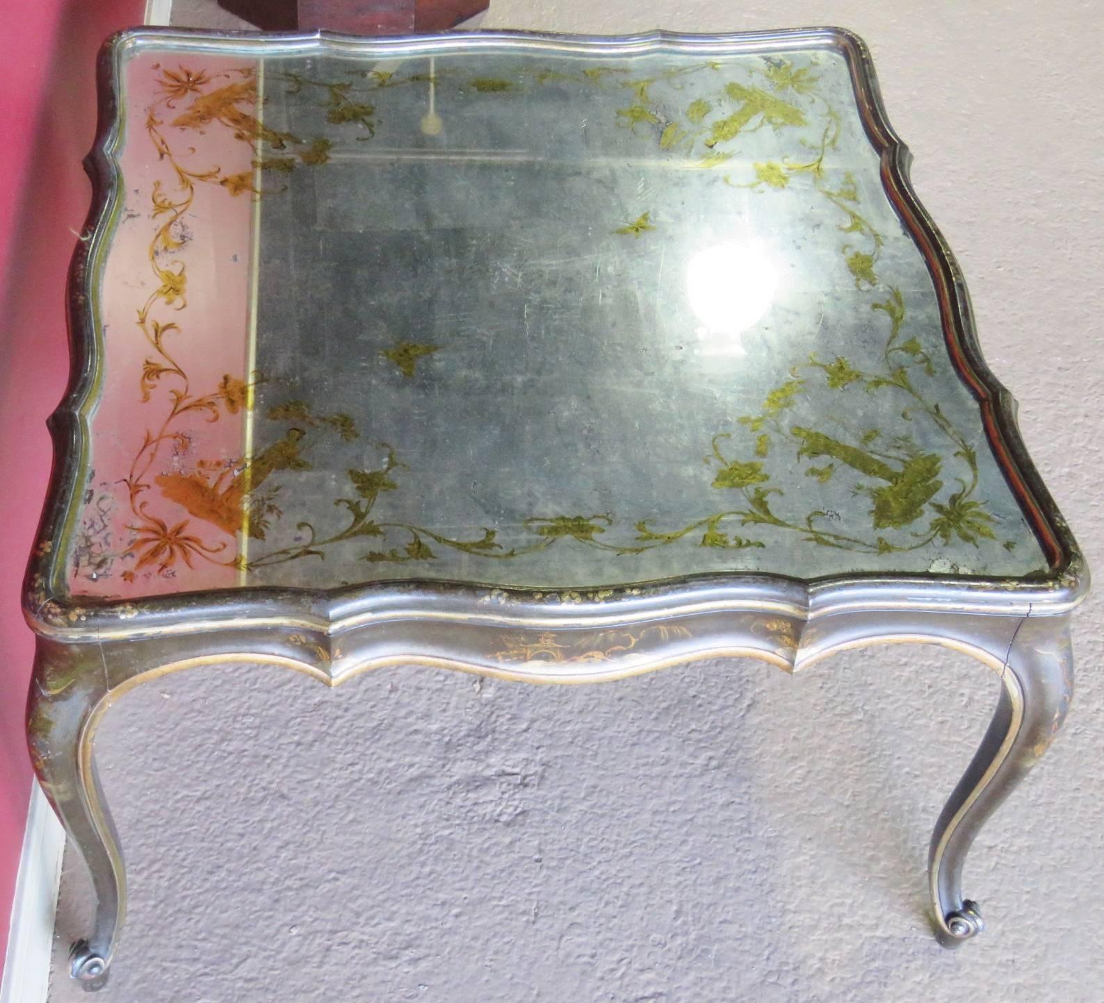 Chinoiserie Paint Decorated Églomisé Glass Top Coffee Table In Good Condition In Swedesboro, NJ