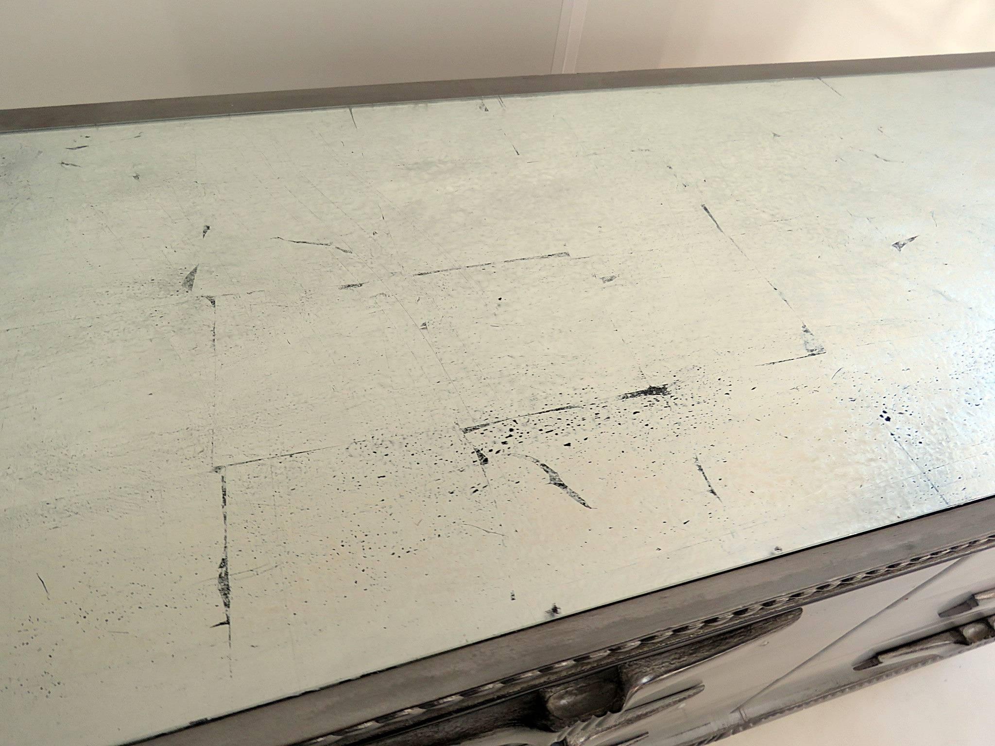 Silver Distressed Mirrored Dresser In Good Condition In Swedesboro, NJ