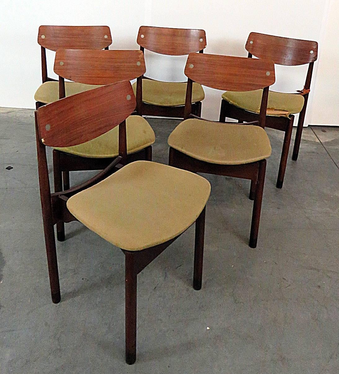 Six Danish style dining side chairs with walnut frames. Measures: 15