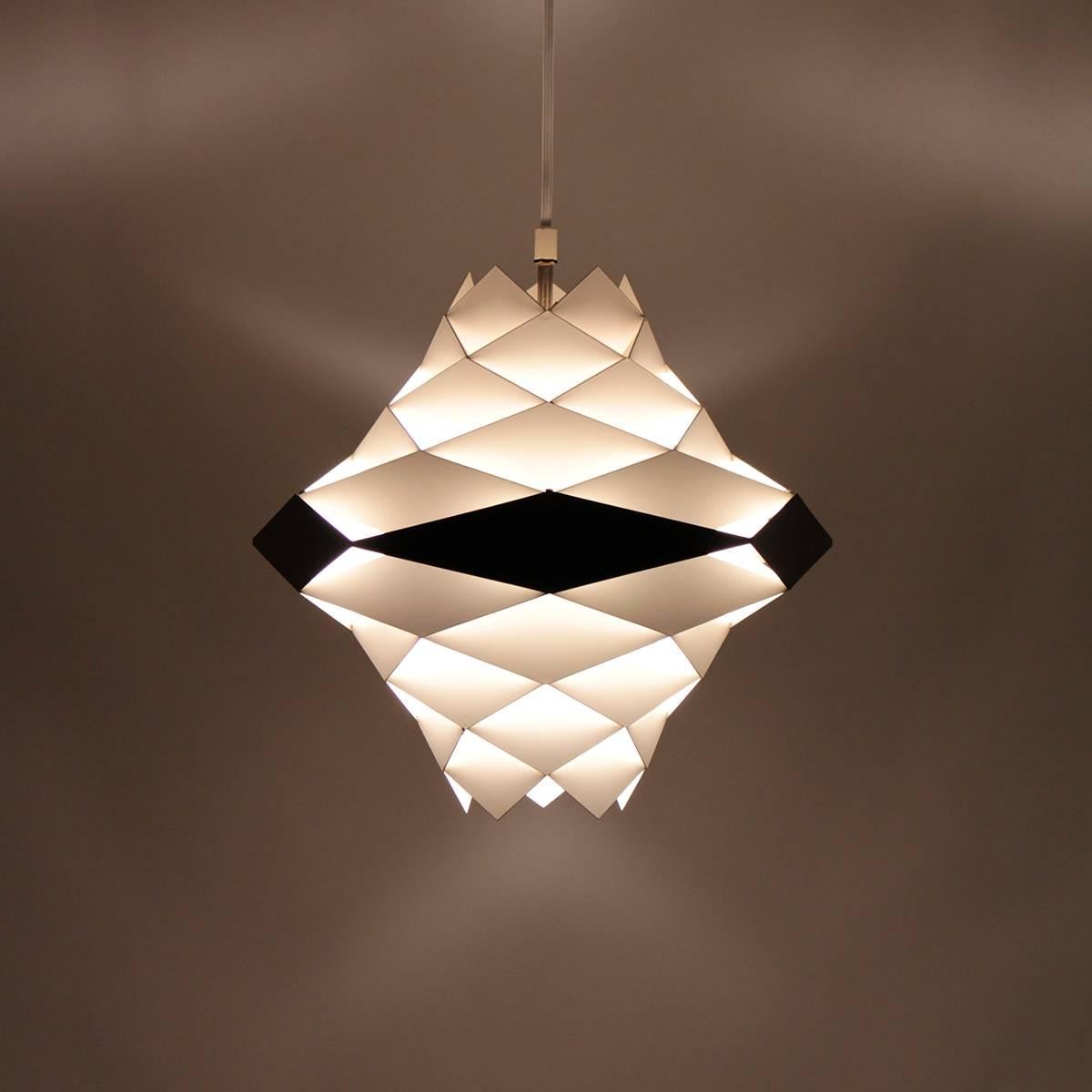 Symfoni designed by Preben Dal in the early 1960s and produced by H. Følsgaard Elektro a top-tier and internationally sought after collectors piece in very good vintage condition!

An enchanting origami like pendant light, comprised of white