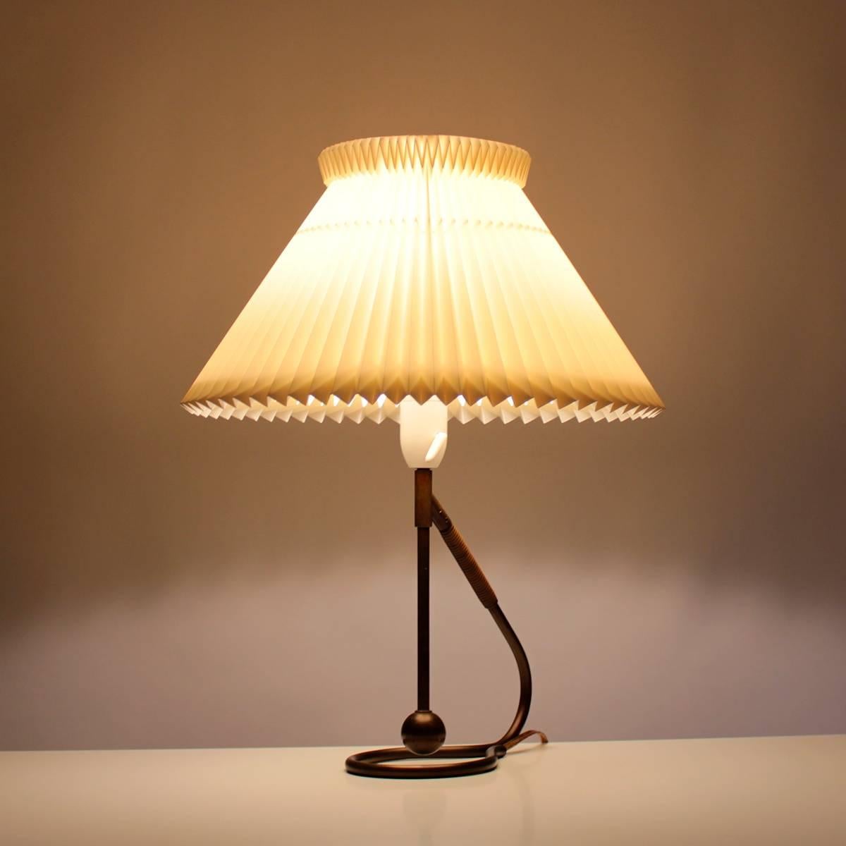 Le Klint 306, aka the versatile lamp, designed by Kaare Klint in 1945 - Classic vintage Le Klint table or wall lamp in very good vintage condition including shade!

This iconic Le Klint lamp is made up by a loop shaped brass base with a brown thin