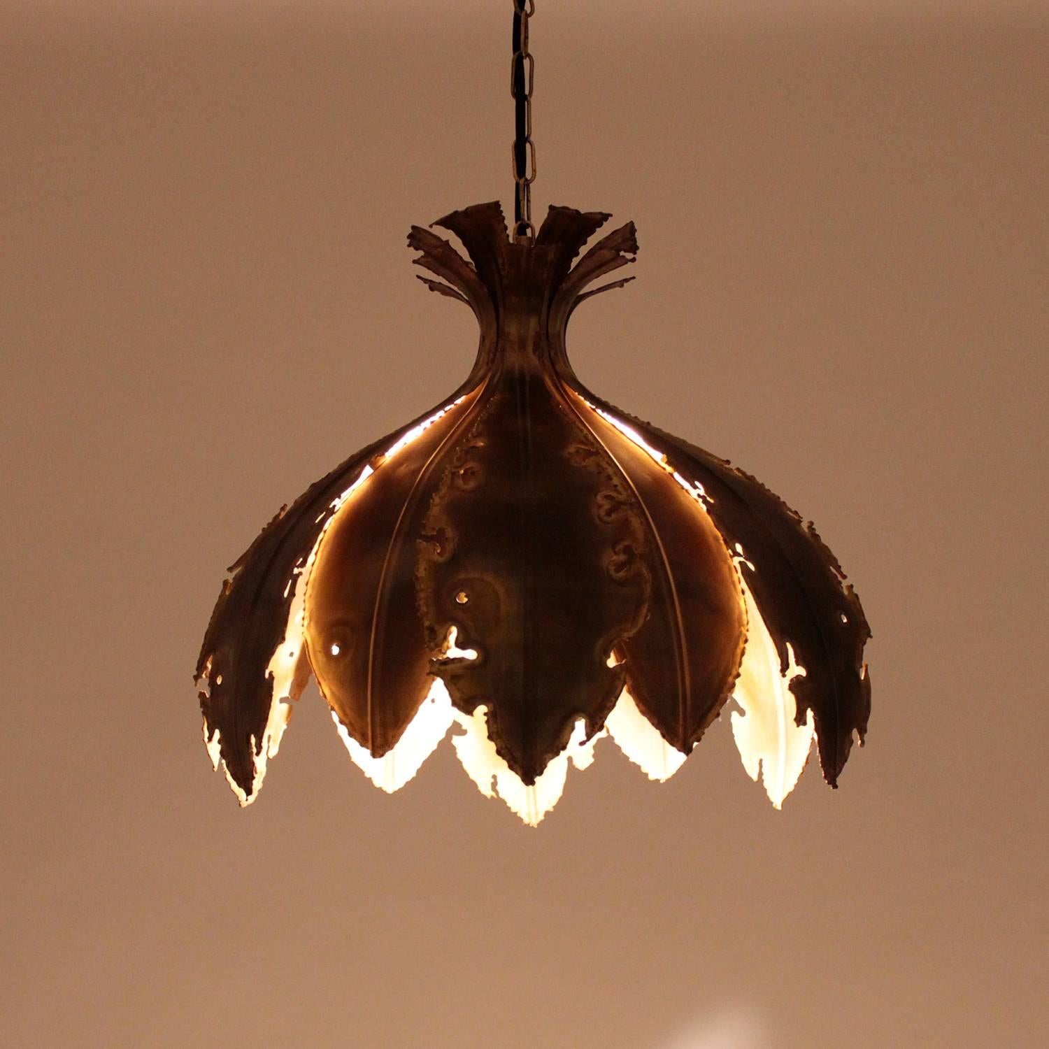 TYPE 6395 - large leaf-shaped brass pendant from the 1960s by Svend Aage Holm Sorensen. Collectors item - internationally sought after piece!

A large pendant with a width of 16.5" (42 cm) and a height of 11.2" (28,5 cm), made up twelve