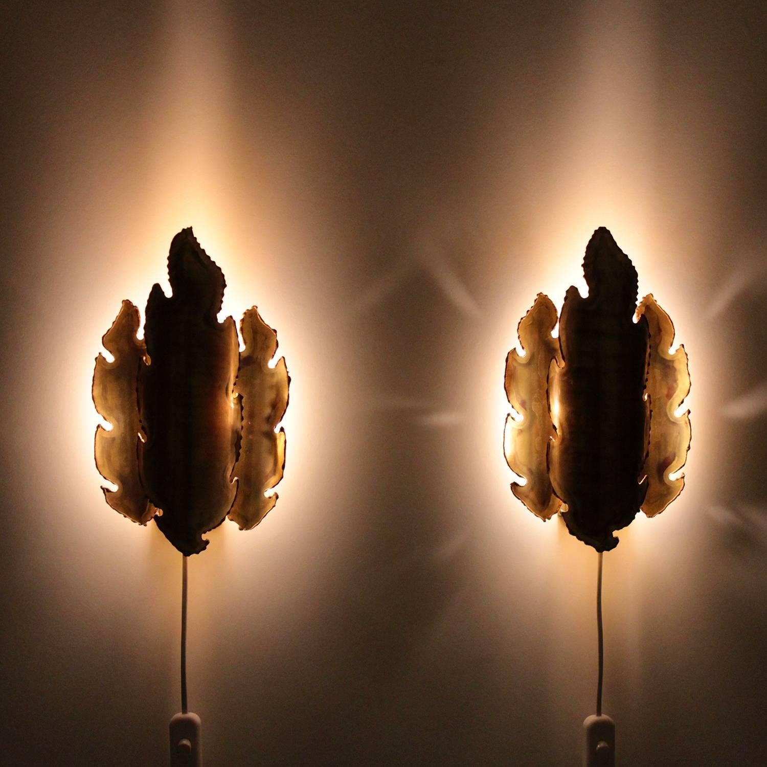TYPE 5203 - pair of leaf-shaped brass wall sconces from the 1960s by Svend Aage Holm Sørensen in very good, near excellent, vintage condition! Collector's item - internationally sought after piece!

A leaf shaped serrated brass plate - acid