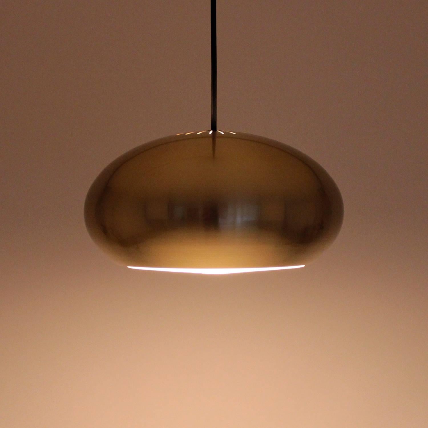 Medio, brass pendant light by Jo Hammerborg in 1966 for Fog & Mørup - gorgeous space age design in RARE near mint vintage condition!

A space age design piece with attractive dome shape and beautiful glistening brass surface. The inside features a