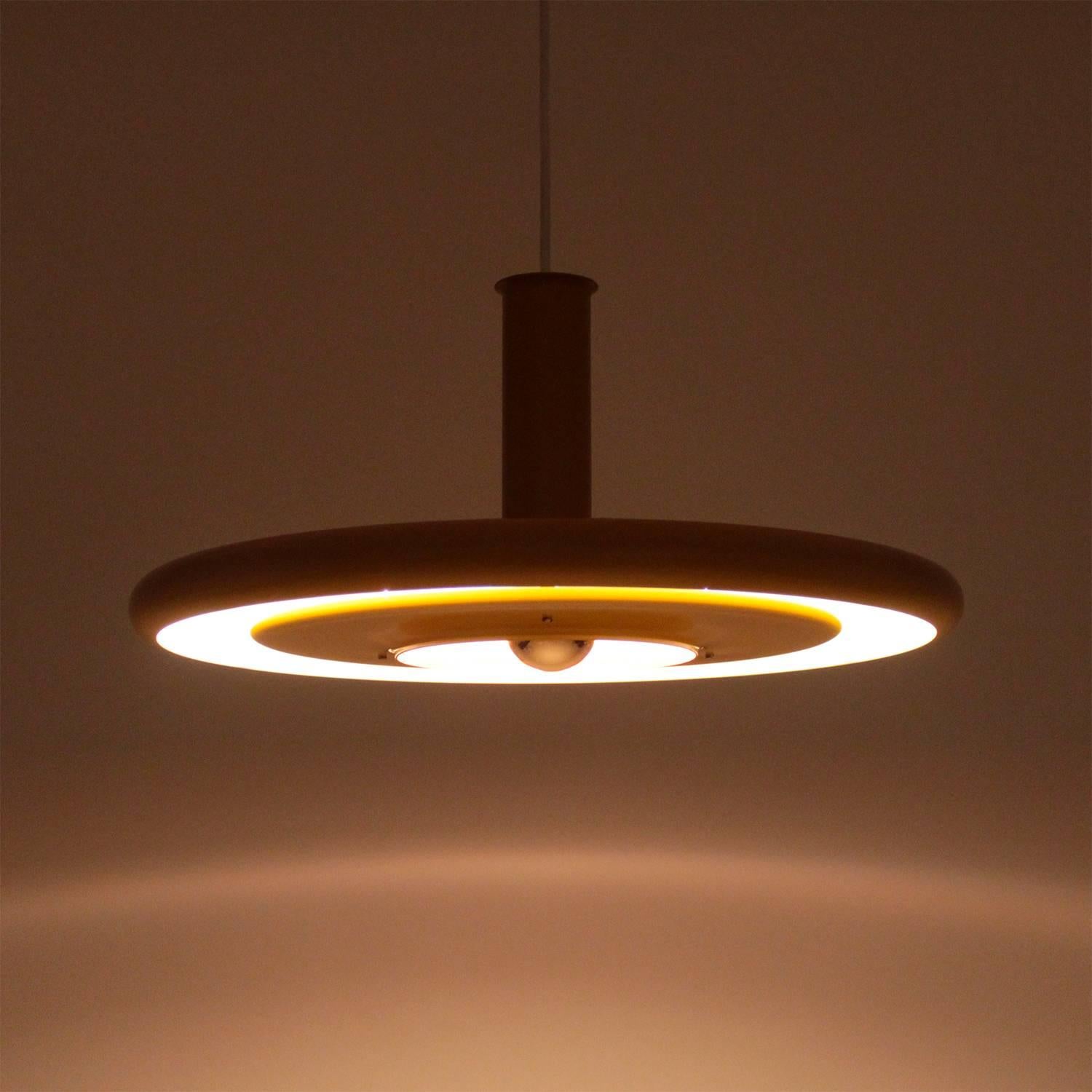 OPTIMA 6, yellow pendant by Hans Due for Fog & Mørup in 1972, large yellow and white hanging light in very good vintage condition.

A beautiful pendant characterized by its soft lines, clearly influenced by Space Age design - it features a large