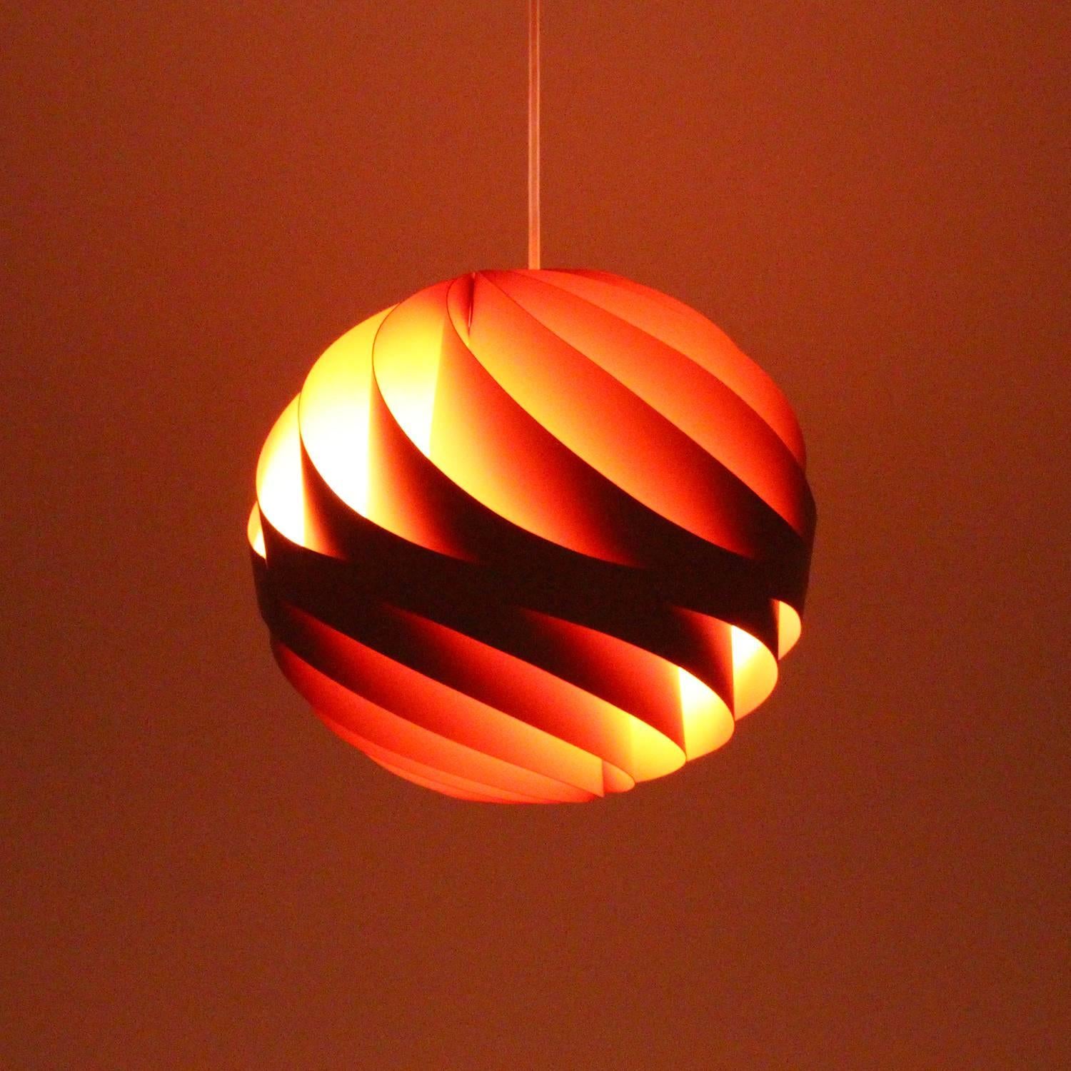 Turbo I, rare orange pendant by Louis Weisdorf in 1965 and produced by Lyfa from 1967, extremely rare vintage and super attractive Danish Mid-Century design masterpiece!

12 thin aluminum lamellae elegantly spiral twisted and intertwined to form a