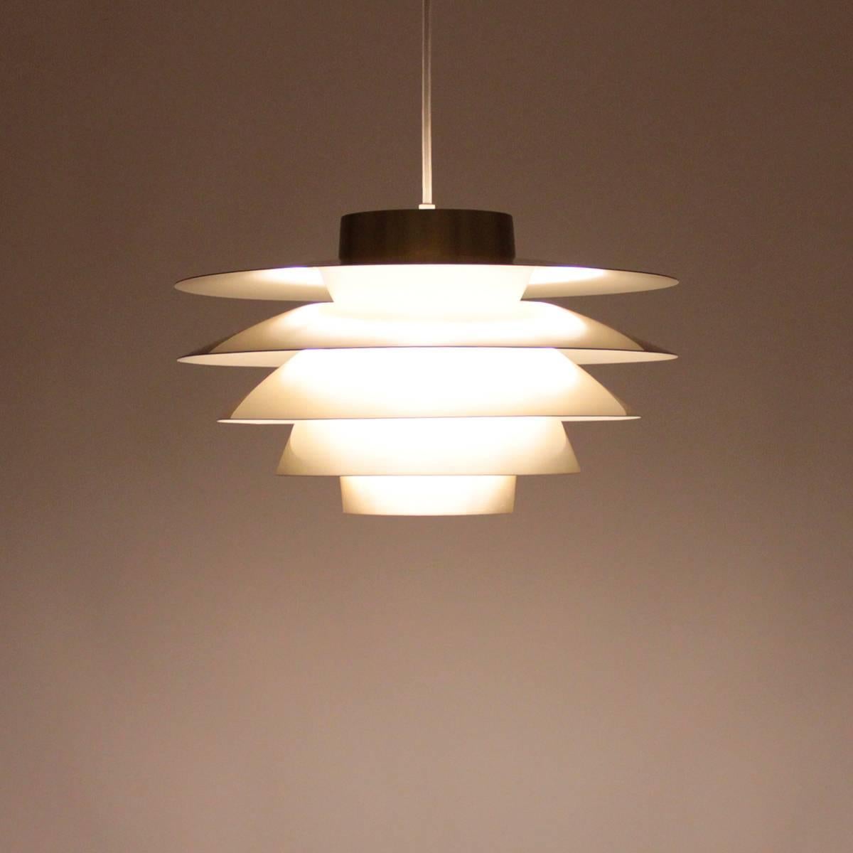 VERONA, brass lacquered pendant light by Sven Middelboe for Nordisk Solar Compagni in the early 1980s - attractive large Scandinavian Modern ceiling light in very good, near excellent vintage condition.

Gorgeous pendant light with brass lacquered