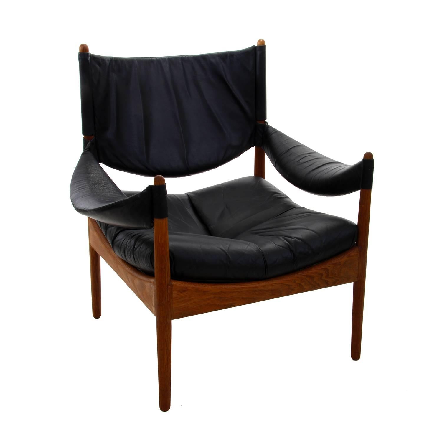 Modus Easy Chair by Kristian Vedel for Søren Willadsen in 1963 - Danish Mid-Century Modern oil-treated oak easy chair with the original black leather upholstery, in good vintage condition.

A gorgeous low easy chair that oozes craftsmanship,