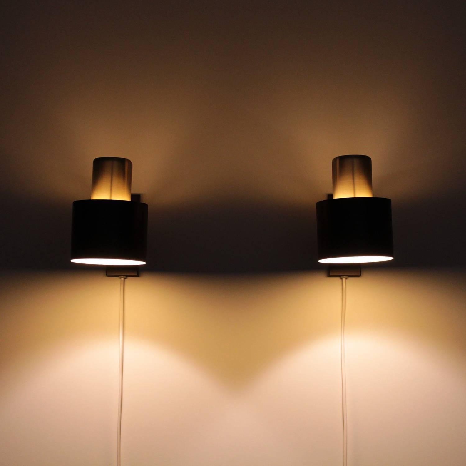 ALFA - pair of wall lights, designed by Jo Hammerborg for Fog & Mørup in 1963 - Danish mid-century design in very good vintage condition!

A fantastic pair of wall lamps with adjustable shades in brass and warm brown lacquered aluminum with