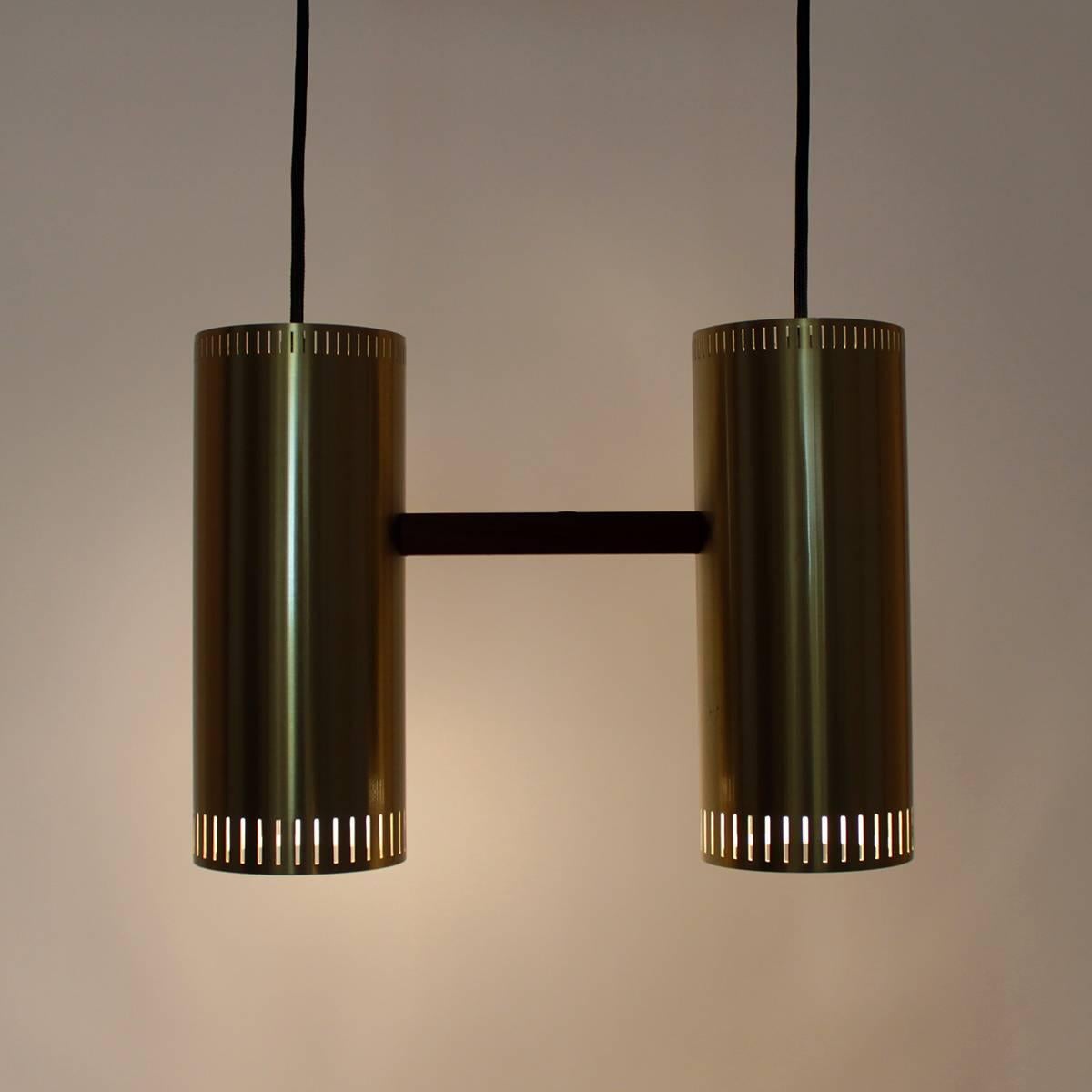 CYLINDER II, ceiling light designed by Jo Hammerborg, 1966 and produced by Fog & Morup - Rare brass light fixture with two individual pendants in good vintage condition.

The CYLINDER II is comprised of two identical cylindrical pendants with brass