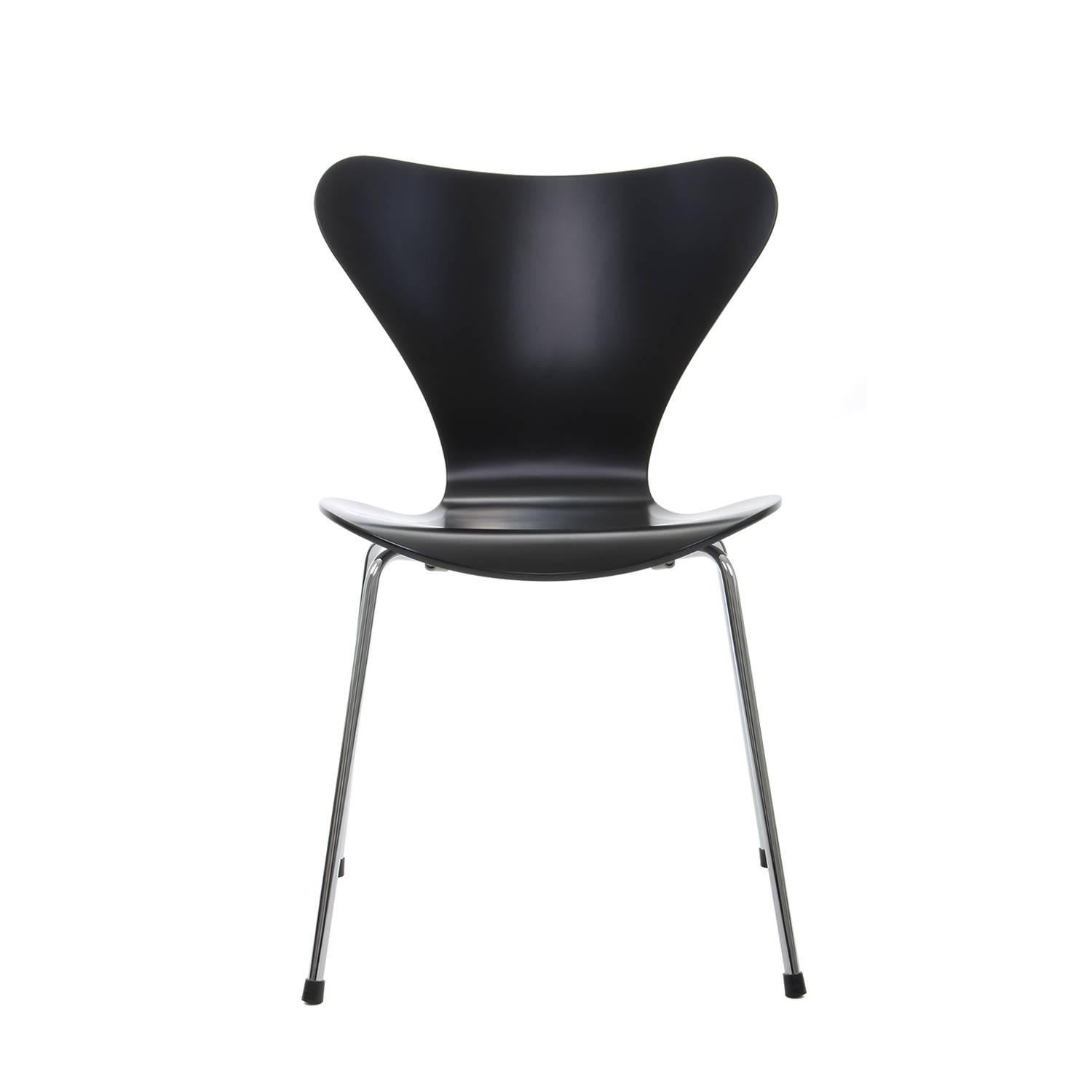 Series 7 Chair by Arne Jacobsen, for Fritz Hansen 1955. Professionally Restored For Sale