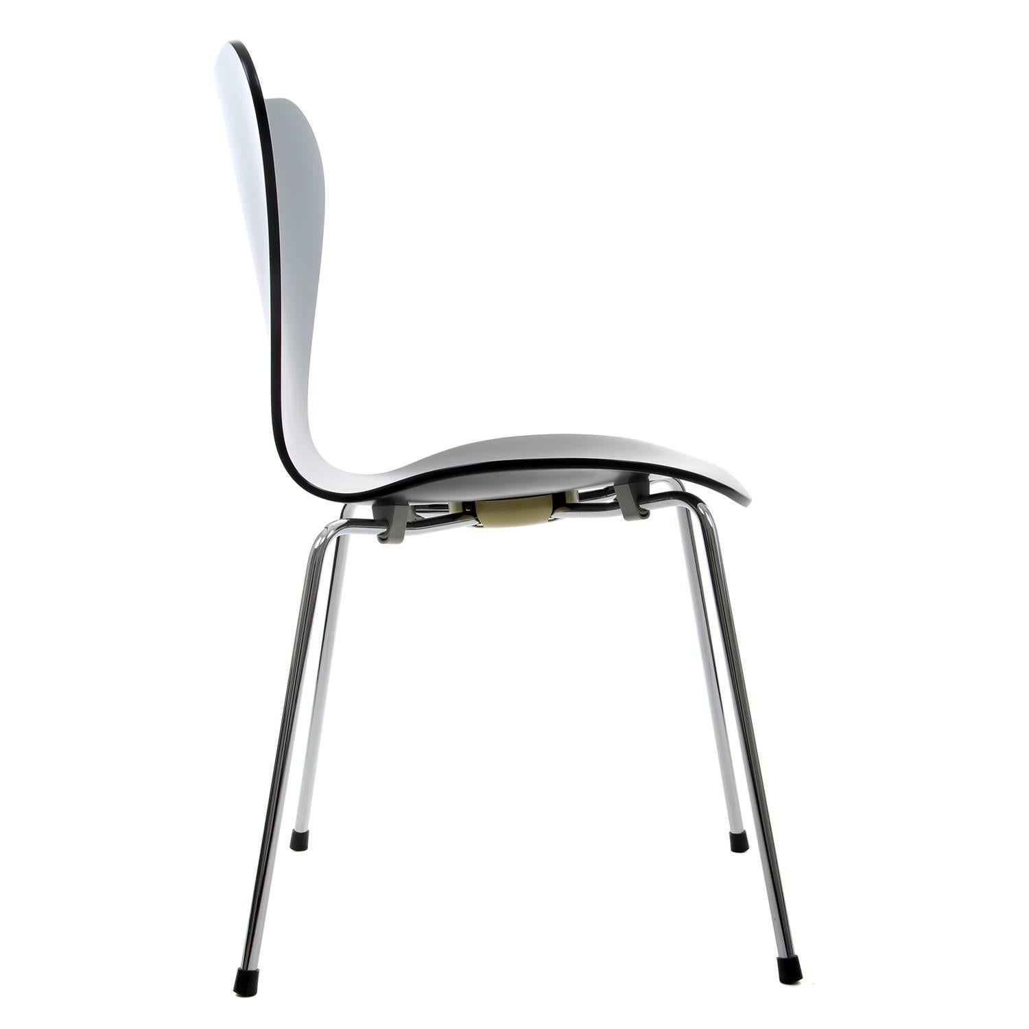 Scandinavian Modern Series 7 Chair by Arne Jacobsen, for Fritz Hansen 1955. Professionally Restored For Sale