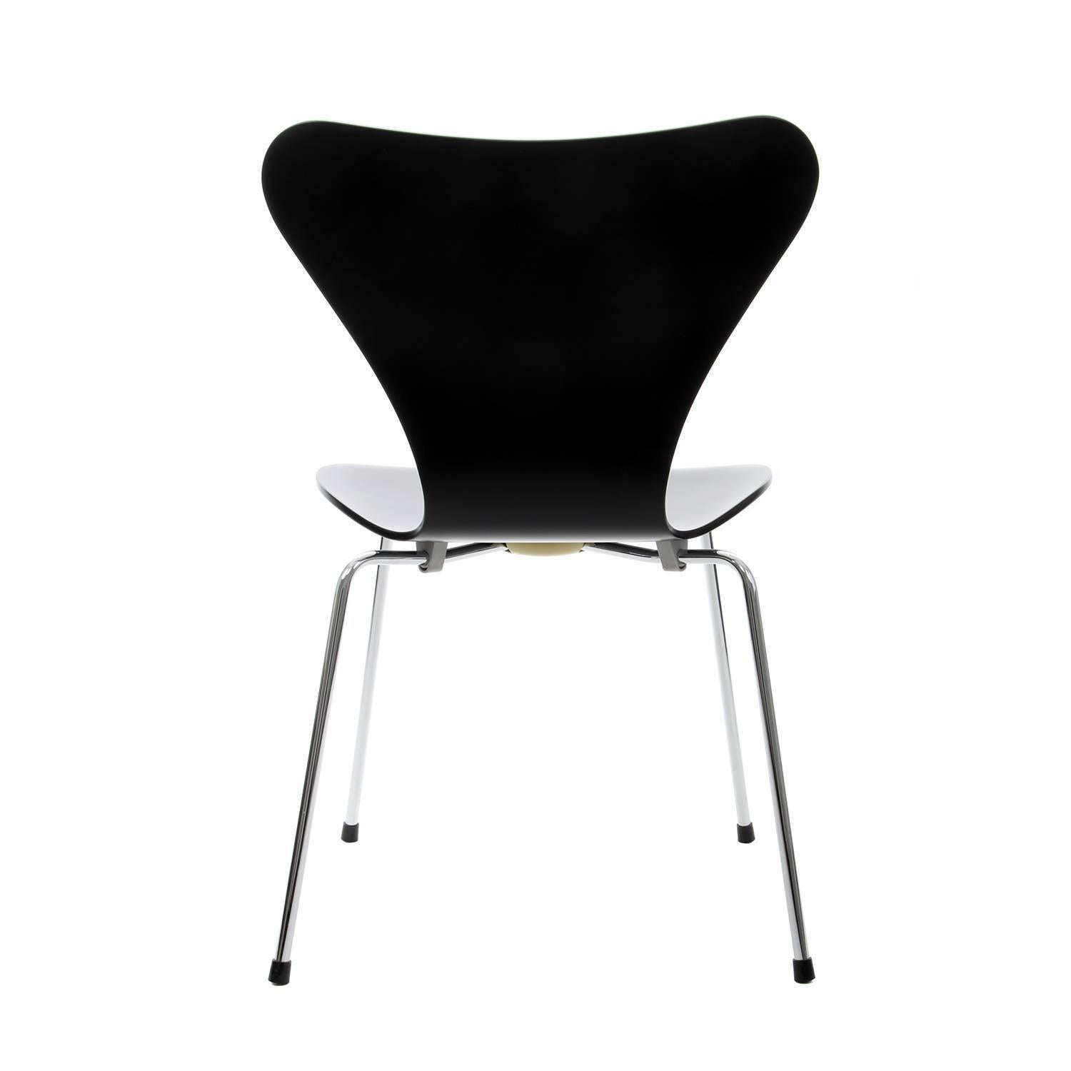Danish Series 7 Chair by Arne Jacobsen, for Fritz Hansen 1955. Professionally Restored For Sale