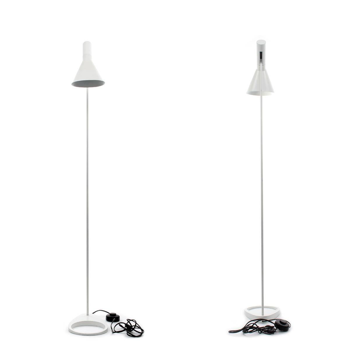 AJ floor lamp, classic floor lamp designed by the world renowned Arne Jacobsen in 1957, produced for Louis Poulsen - and this vintage edition is in very good vintage condition! Iconic Danish lighting design!

Timeless floor lamp with its sleek