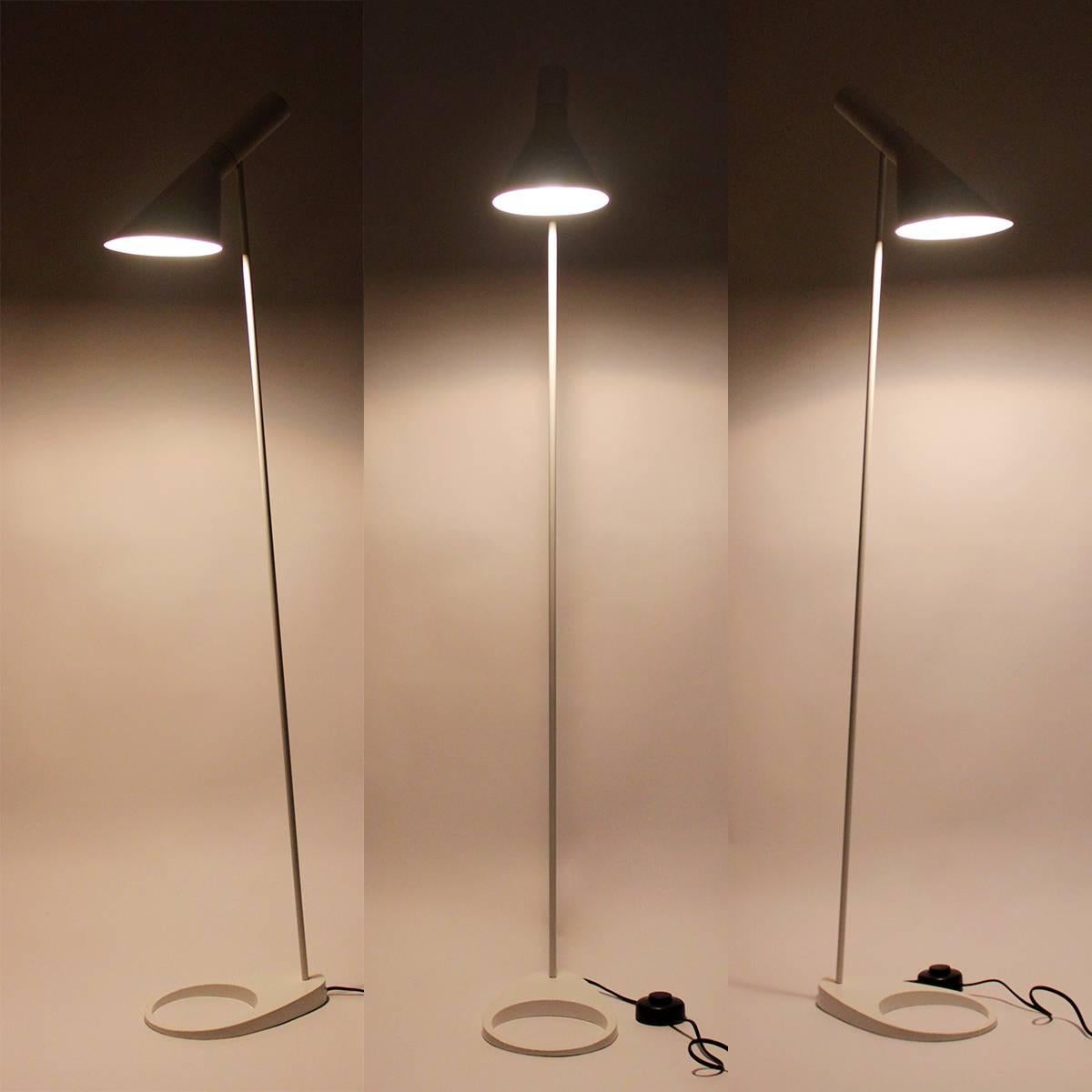 Danish AJ Floor Lamp, Arne Jacobsen, Louis Poulsen, 1957. the Classic White Floor Light For Sale